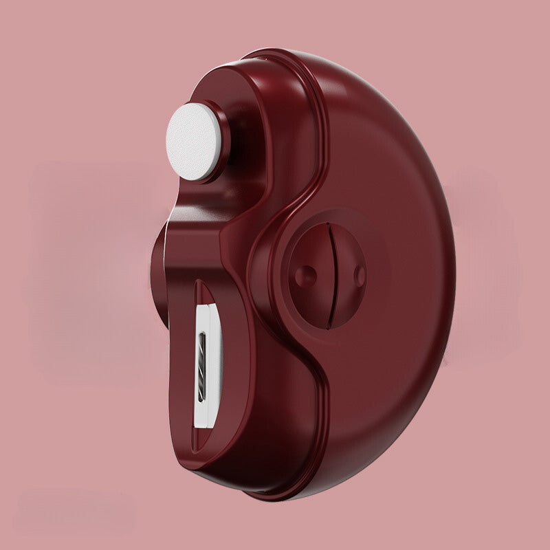 Nahaufnahme: Präzisionskopf des elektrischen Nageltrimmers für sanftes Kürzen und Polieren der Nägel.