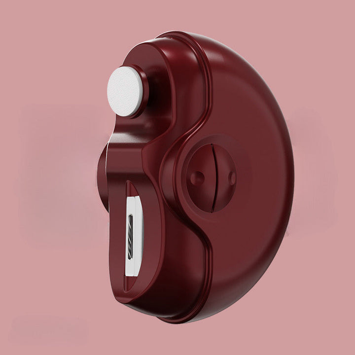 Nahaufnahme: Präzisionskopf des elektrischen Nageltrimmers für sanftes Kürzen und Polieren der Nägel.