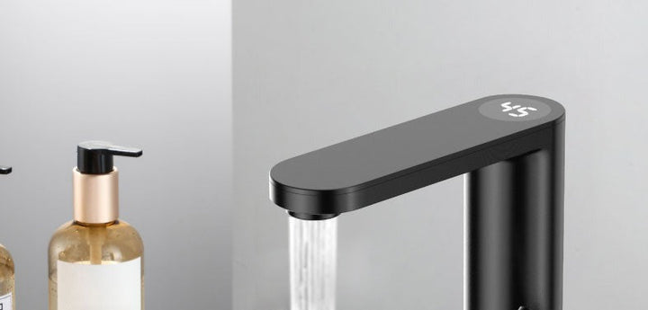 Eleganter elektrischer Warmwasserhahn in der Küche installiert, liefert sofort heißes Wasser.