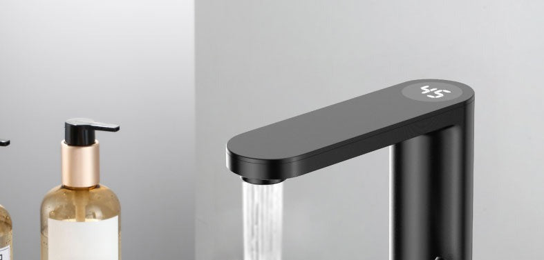 Mattschwarzer elektrischer Heißwasserhahn mit Sofortfunktion für Küche & Bad.