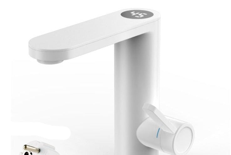 Moderner elektrischer Wasserhahn mit Heizgerät liefert sofort warmes Wasser für Spülbecken in Küche und Bad.