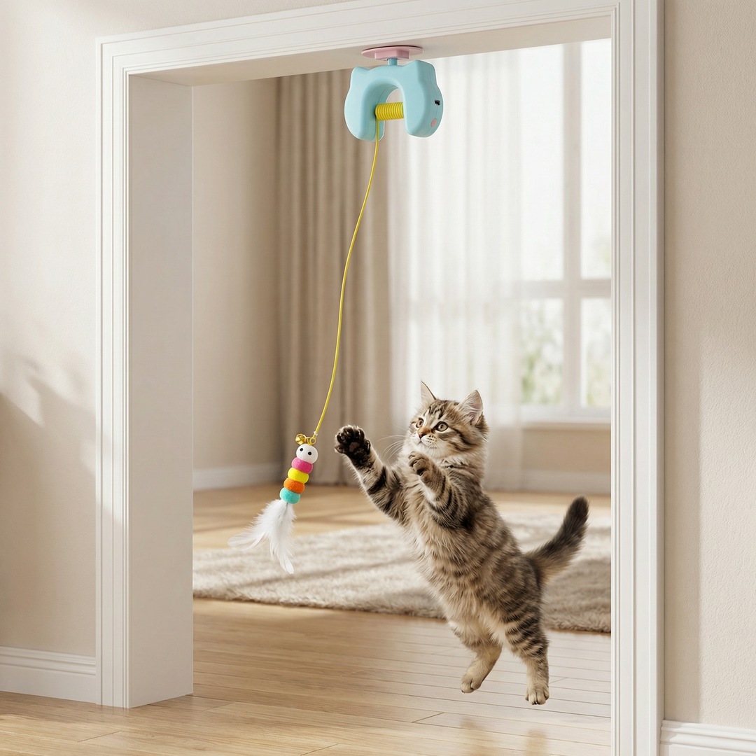 Elektrisches interaktives Katzenspielzeug mit Feder, hängend an einer Tür, fördert Jagdinstinkt und Spielspaß.