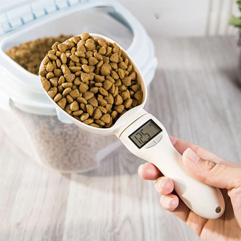 Elektronischer Messlöffel für Hundefutter, präzise Portionierung für gesunde Gewichtskontrolle.