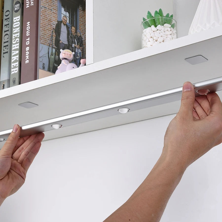Kabellose, magnetische Unterbauleuchte mit Bewegungssensor, dimmbare LED Schrankleuchte, energieeffizient.