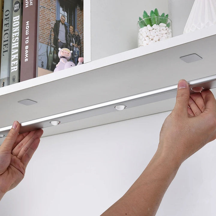 Kabellose, magnetische Unterbauleuchte mit Bewegungssensor, dimmbare LED Schrankleuchte, energieeffizient.
