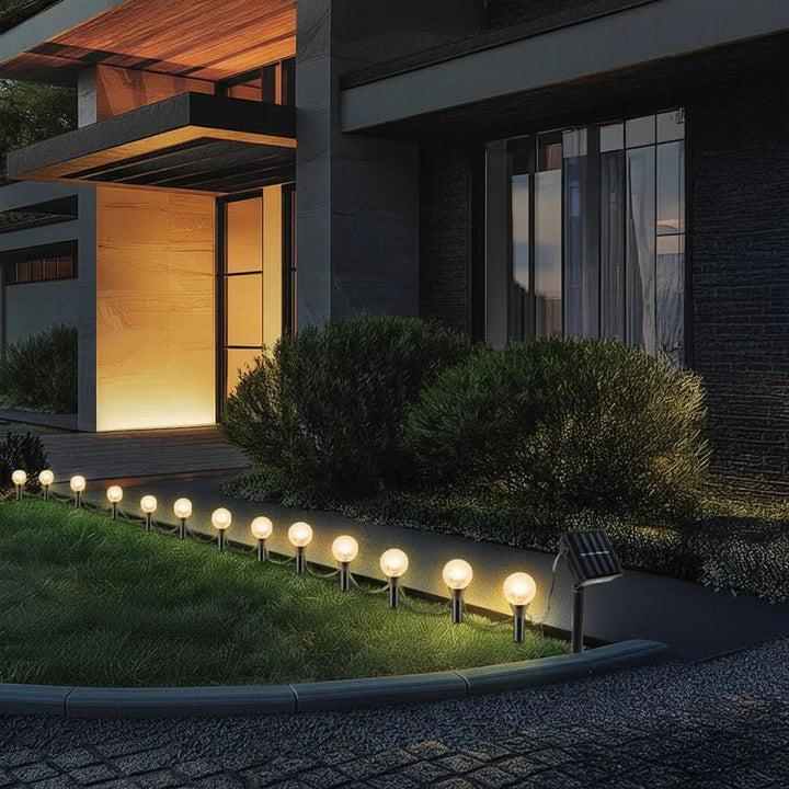 Energiesparende Solar-Lichterkette mit warmweißen LEDs für stimmungsvolle Garten- & Terrassenbeleuchtung, wasserdicht.