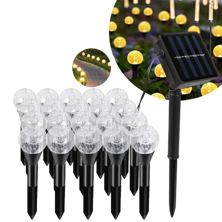 Warmweiße Solar-LED-Lichterkette erhellt den Weg im Garten, ideal als wetterfeste Dekoration und Wegebeleuchtung.