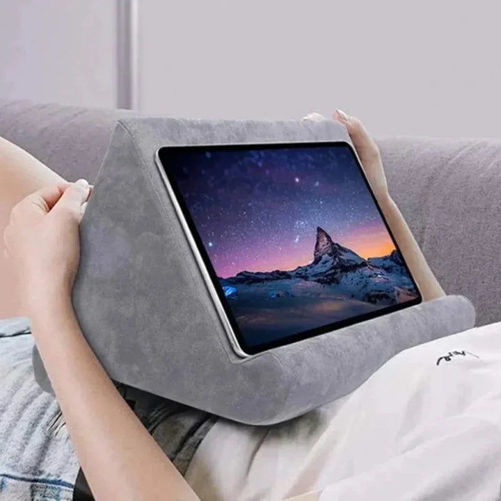 Entspannter Tablet- & E-Reader-Halter als weiches Kissen für freihändiges Lesen und Surfen.