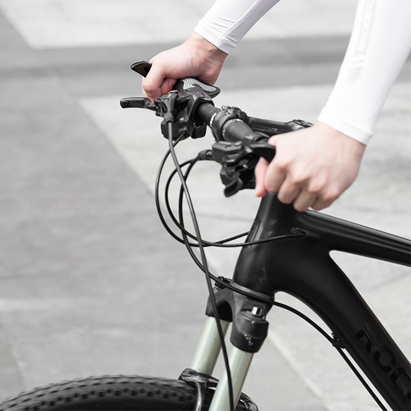 Schwarze & weiße MTB, Rennrad, E-Bike Lenkergriffe aus Alu/Silikon. Robust & ergonomisch für Komfort.