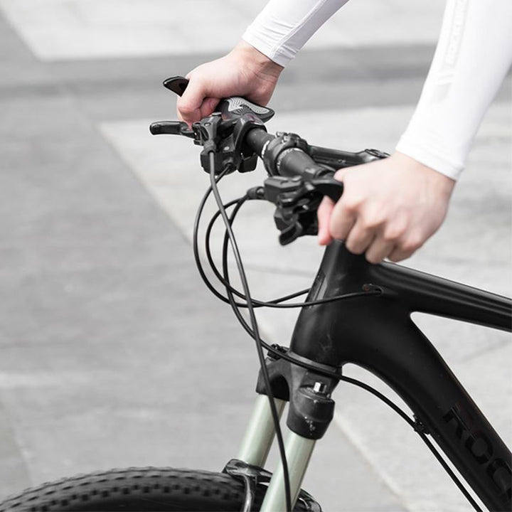 Schwarze & weiße MTB, Rennrad, E-Bike Lenkergriffe aus Alu/Silikon. Robust & ergonomisch für Komfort.