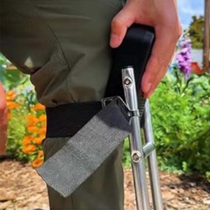 Kompakte, klappbare Gartenbank, leicht zu verstauen und transportieren; perfekter Helfer für Gärtner.