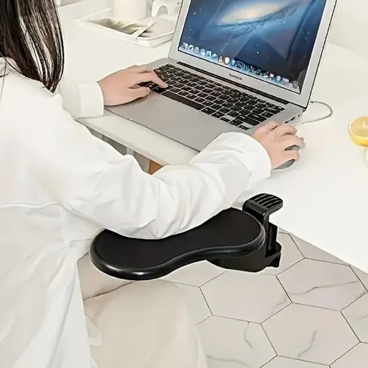 Elegante schwarze ergonomische Armauflage für Schreibtische, bietet Gelenkentlastung & besseren Bürokomfort.