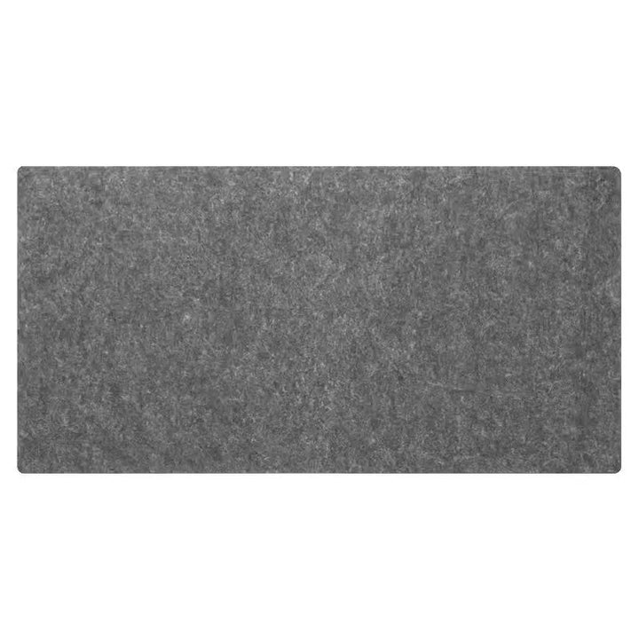 Detailaufnahme der robusten, aber weichen Wollfilz-Oberfläche der ergonomischen Schreibtischunterlage.