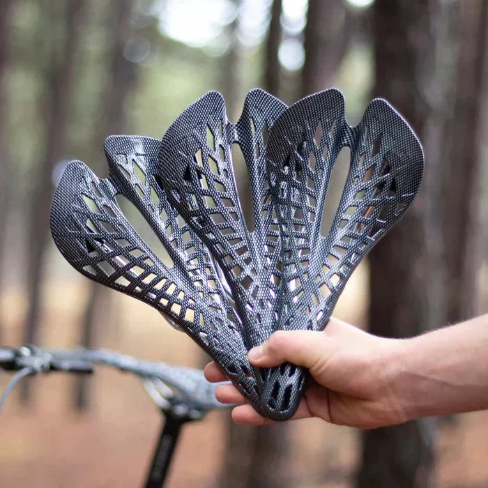 Schmaler, ergonomischer RideEase™ Fahrradsattel für Rennrad und Mountainbike; fördert Bewegungsfreiheit.