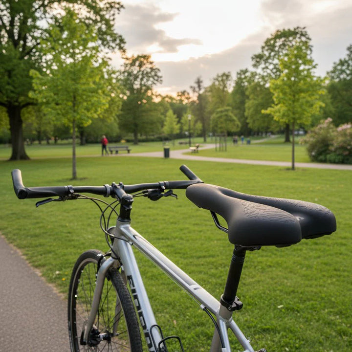 Vielseitiger Komfortsattel aus Memory Foam für Fahrräder, perfekt für Touring, Pendler & sportliches Radfahren.