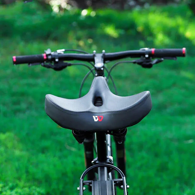 Breiter, ergonomischer Fahrradsattel Schwarz mit Druckentlastung für lange, komfortable Radfahrten auf Touren- & Citybikes.