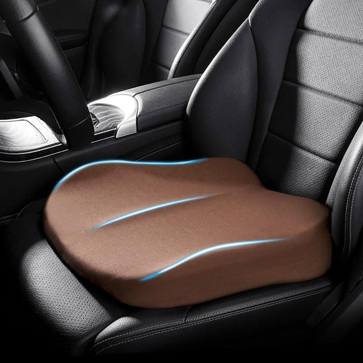 Autositzkissen im Fahrzeug montiert, verbessert die Sitzposition für ergonomischen Fahrkomfort & Sicherheit.