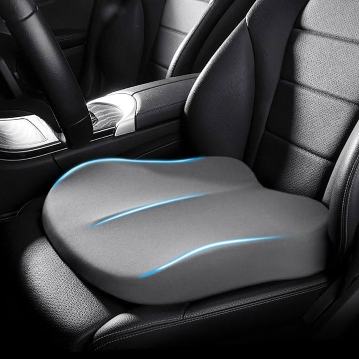 Nahaufnahme des atmungsaktiven Memoryschaum-Materials des ergonomischen Autositzkissens, weich & stützend.