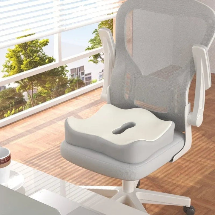 Ergonomisches Memory-Schaum-Sitzkissen mit Lendenstütze zur Haltungskorrektur und Schmerzlinderung.