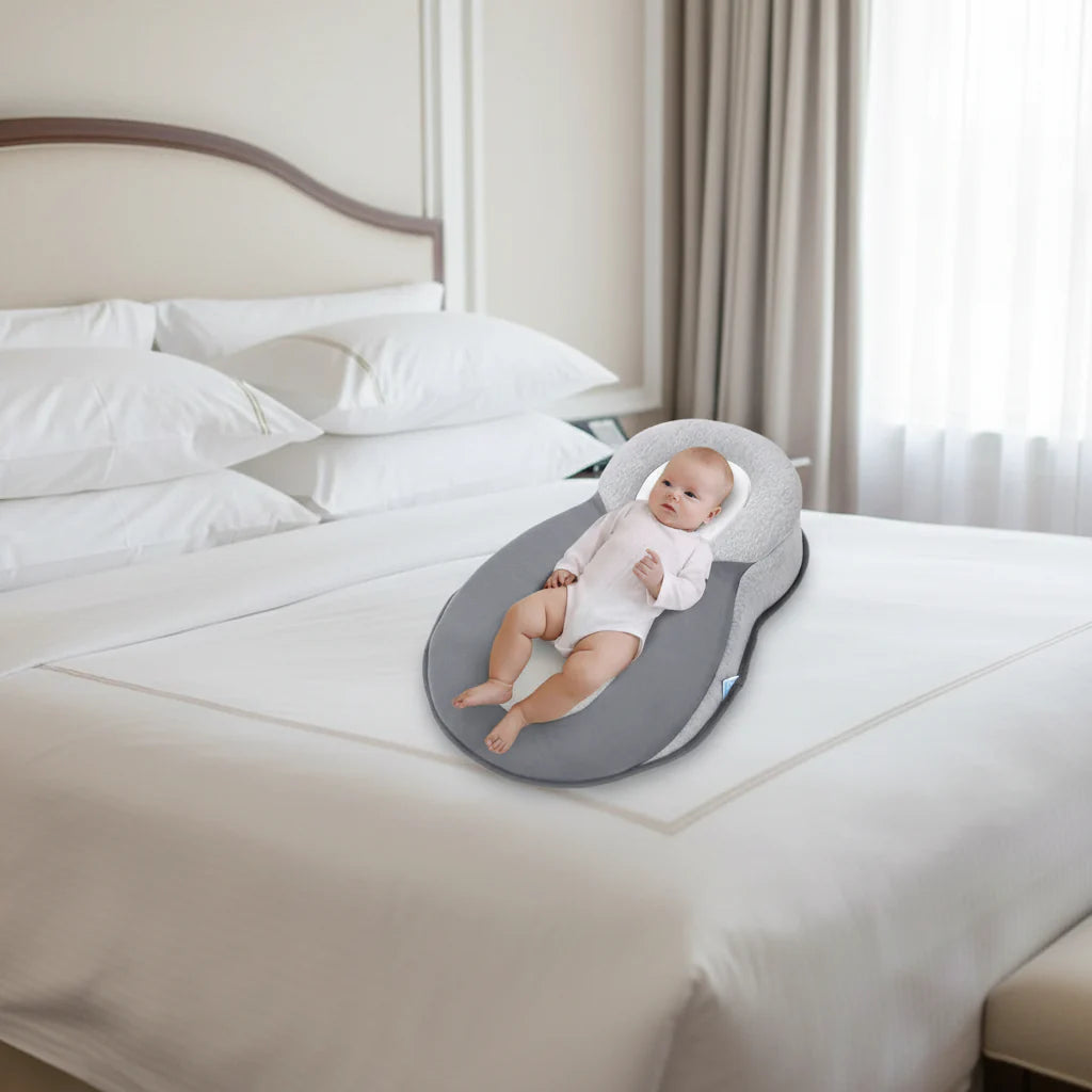 Ergonomisches Baby-Schlafkissen für Neugeborene, unterstützt die Kopfform für sicheren Schlaf.