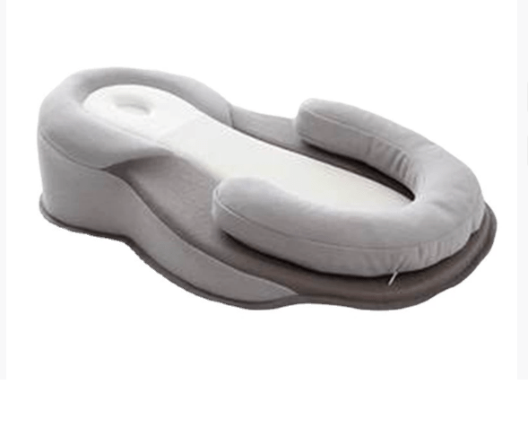 Atmungsaktives Baumwoll-Schlafkissen, ergonomisch geformt für Neugeborene, unterstützt die Kopfentwicklung.