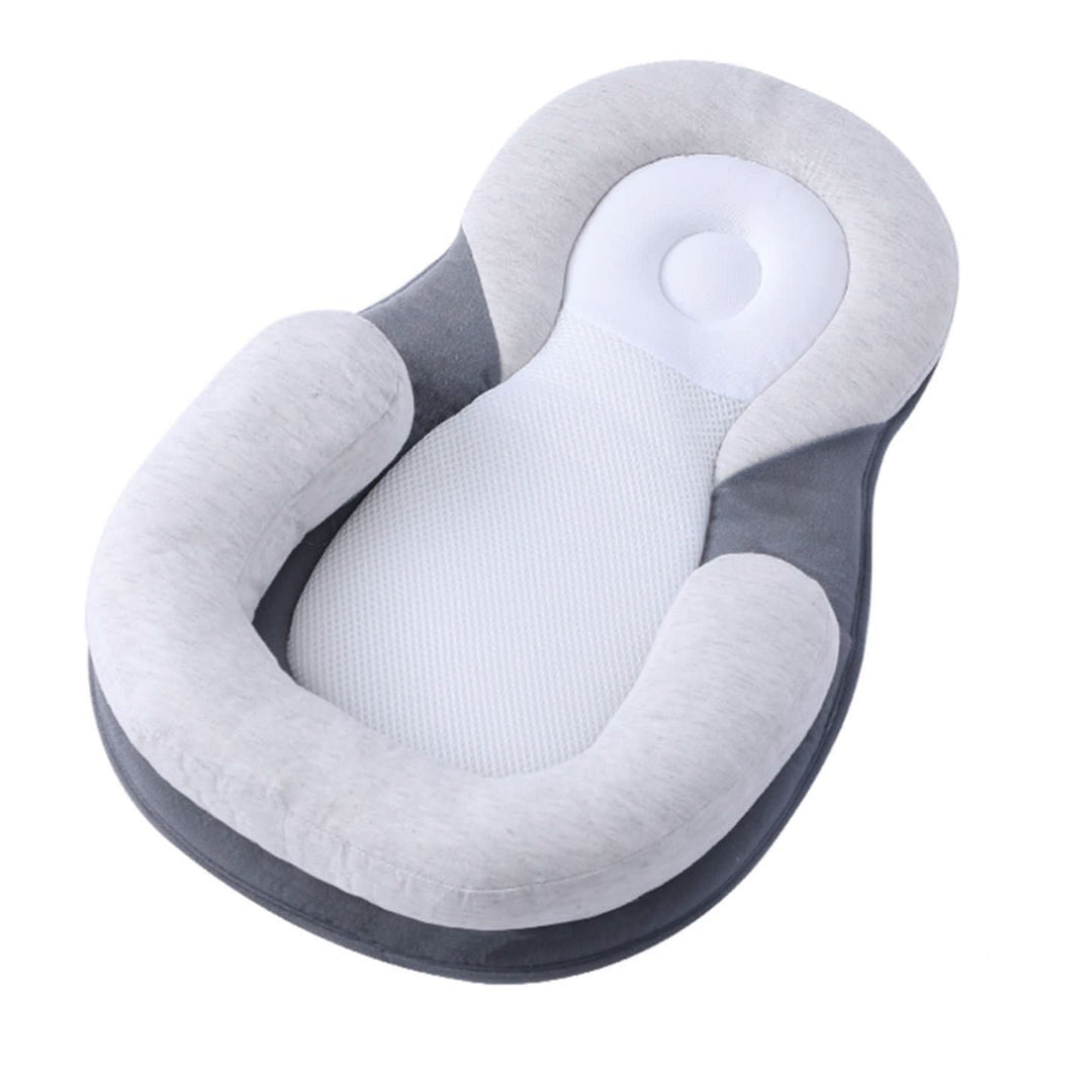 Konturiertes Baby-Schlafkissen für Neugeborene, ergonomisch für eine gesunde Kopfform und sicheren Schlaf.