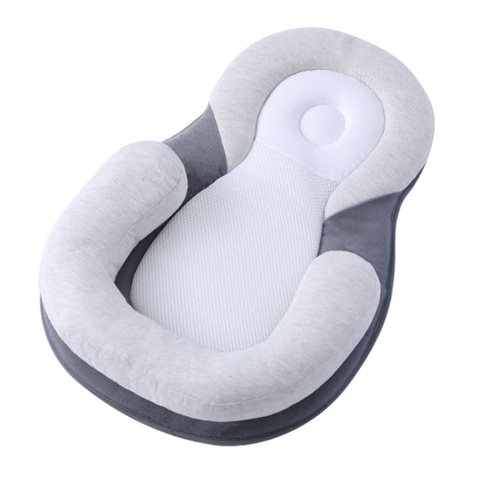 Konturiertes Baby-Schlafkissen für Neugeborene, ergonomisch für eine gesunde Kopfform und sicheren Schlaf.