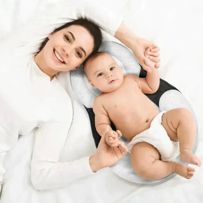 Baby-Schlafkissen zur Vorbeugung von Plattköpfen, ergonomische Unterstützung für Neugeborene in Rückenlage.