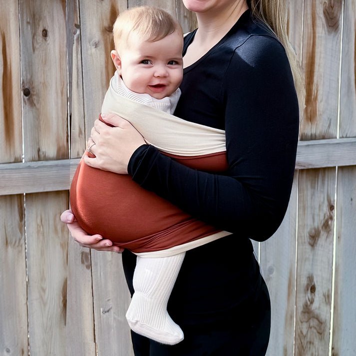 Ergonomisches Baby Tragetuch aus weichem Stoff, das Neugeborenen sicheren Halt und Eltern Komfort bietet.