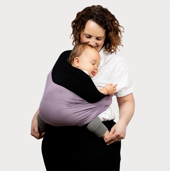 Stilvolles, ergonomisches Tragetuch Baby in neutraler Farbe, für moderne Eltern und sicheren Babykomfort.
