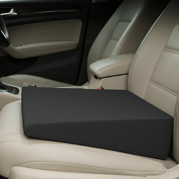 Ergonomisches Memoryschaum Autositzkissen für Höhenausgleich, Komfort und Druckentlastung beim Autofahren.