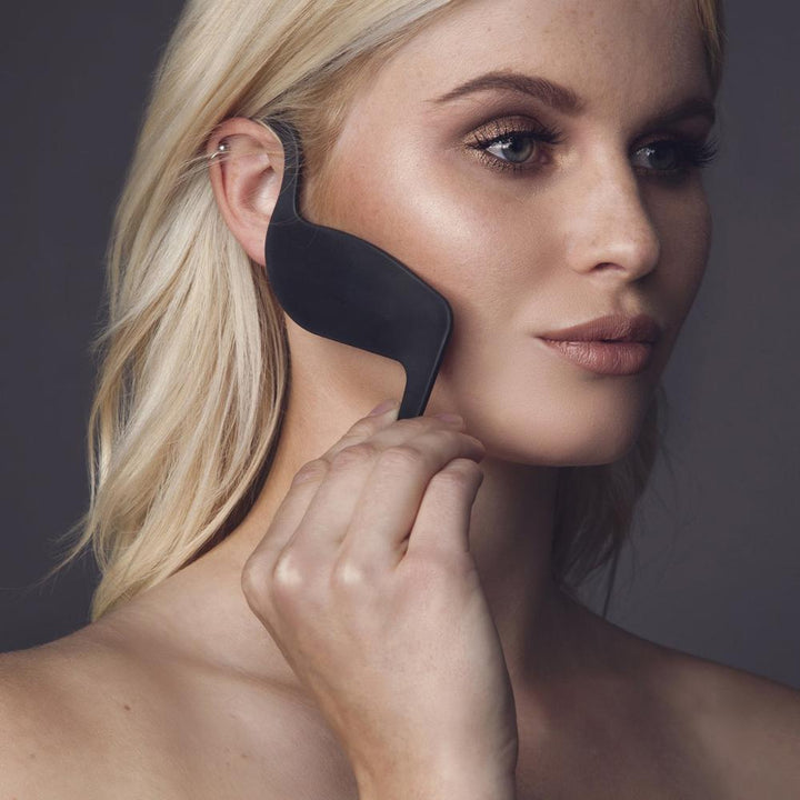 Ergonomisches Silikon Konturwerkzeug für präzise Gesichtsdefinition, ideal für Wangenknochen und Kieferlinie.