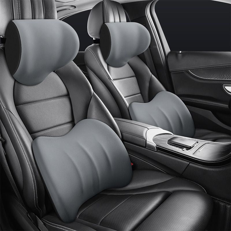 PostureRelax Autositzkissen Set im Fahrzeug. Ergonomische Rückenstütze und Nackenkissen aus Memoryschaum.