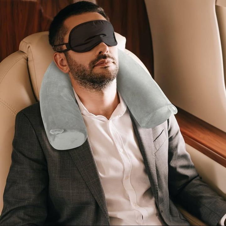 Ergonomisches TRAVELEASE Reisekissen aus Memoryschaum für optimalen Nacken- & Reisekomfort auf langen Fahrten.