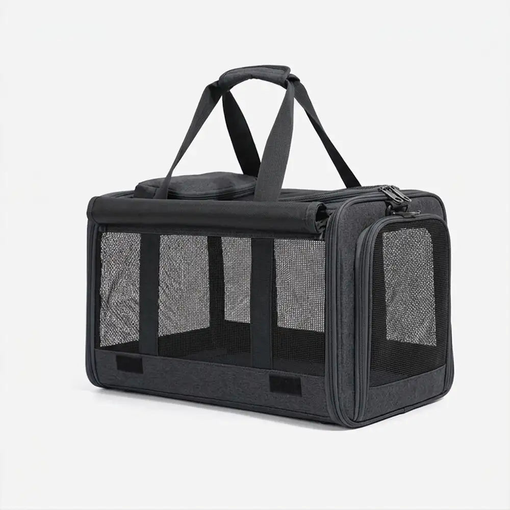 Komfortable Reisetasche für kleine Haustiere, mit weichem Liegebereich und viel frischer Luft.