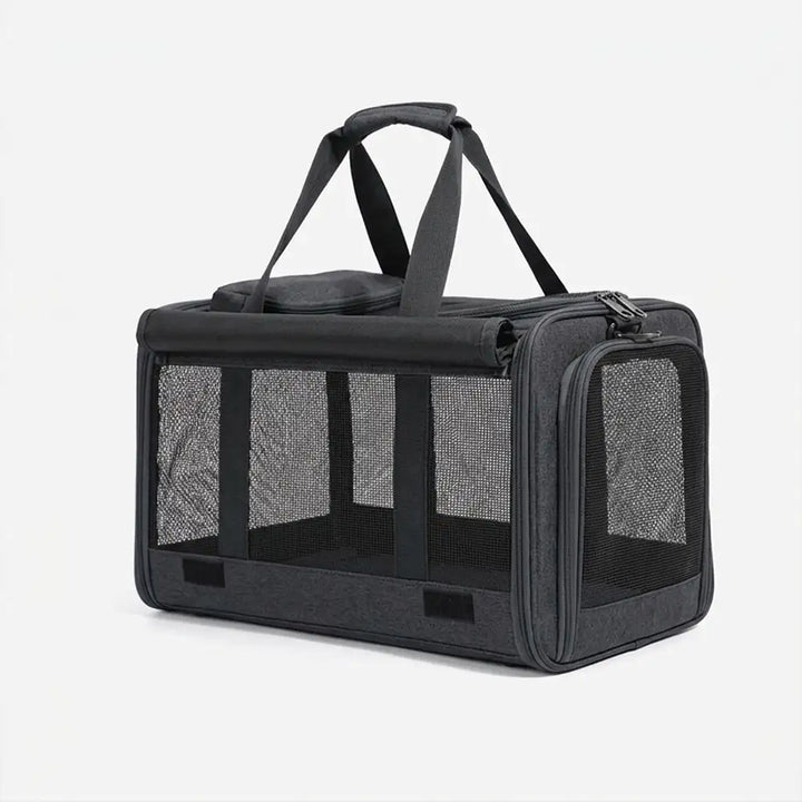 Komfortable Reisetasche für kleine Haustiere, mit weichem Liegebereich und viel frischer Luft.