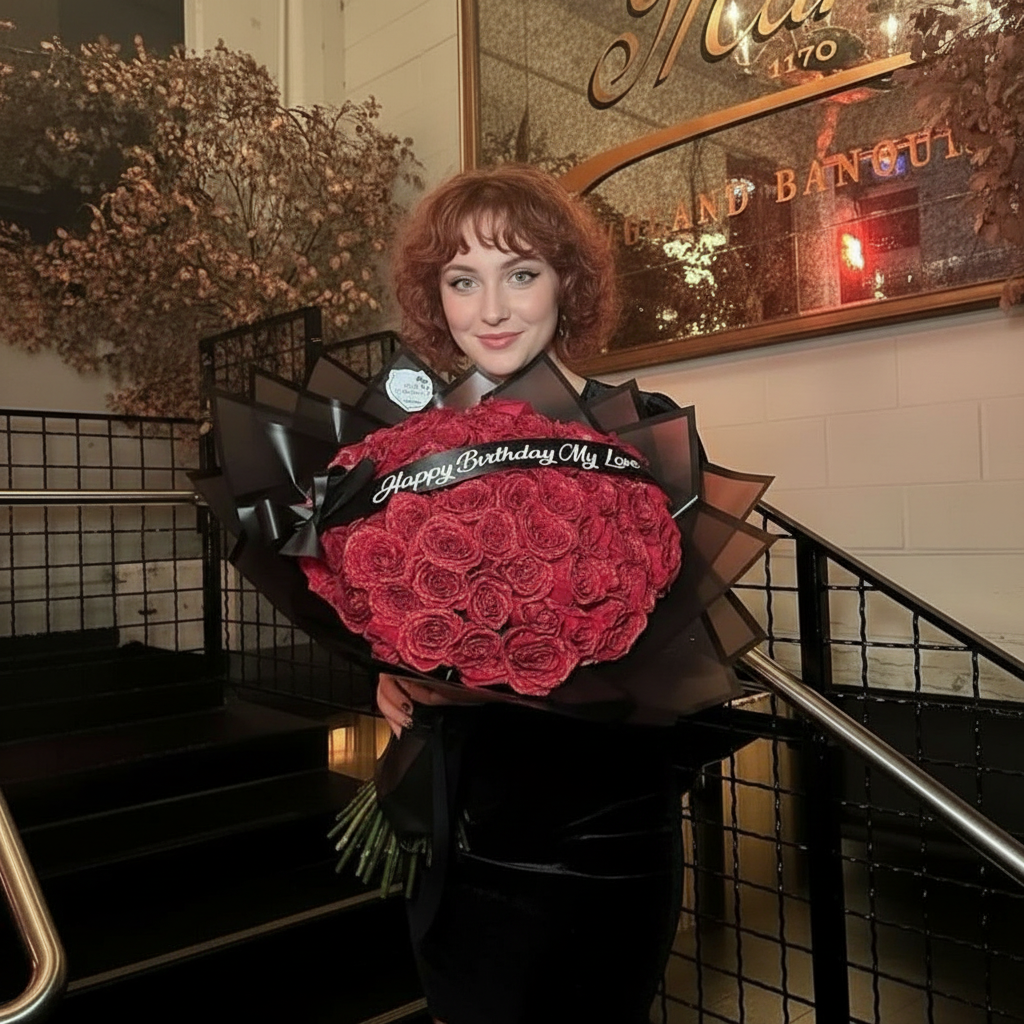 Nahaufnahme der dekorativen ewigen Glitzer-Rose, detailliertes Kristall-Finish für ein romantisches Ambiente als Geschenk.