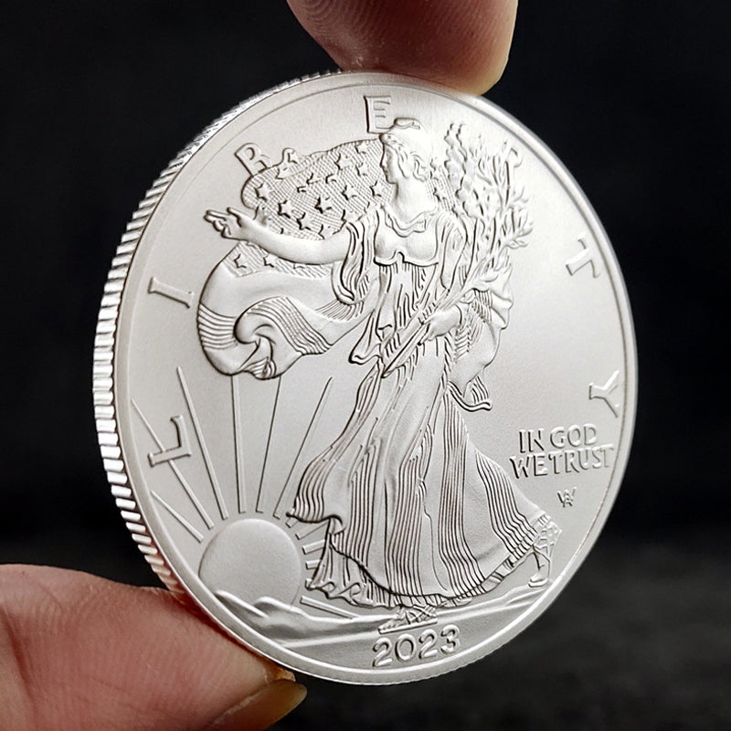 Detailreiche Adler-Gedenkmünze in glänzendem Gold & Silber. Perfekt für Numismatiker.