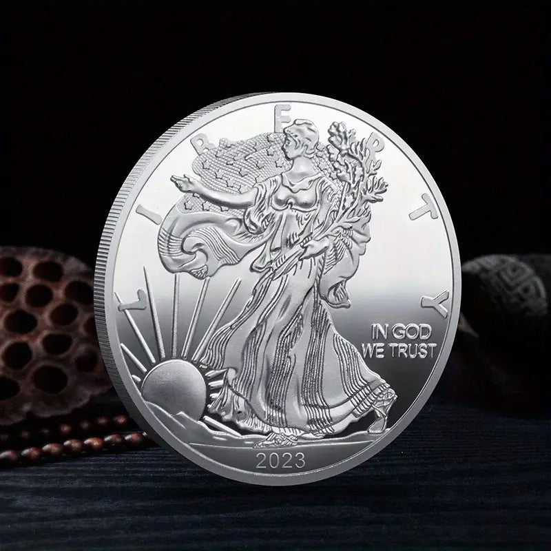 Detaillierte Adler-Metallmünze in Gold- und Silbertönen. Ideales Numismatik-Objekt.