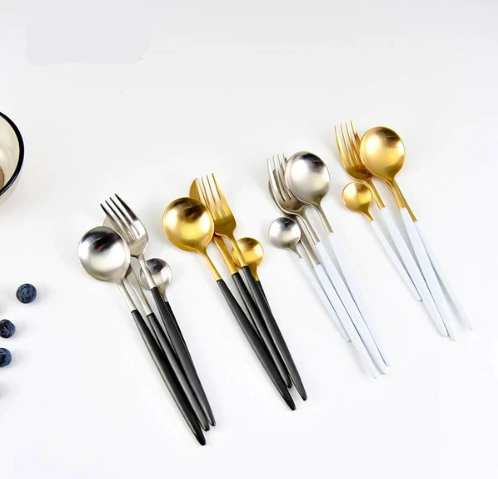Premium 24-teiliges Besteckset für 6 Personen. Edelstahl, goldfarben, ideal für gehobene Anlässe.