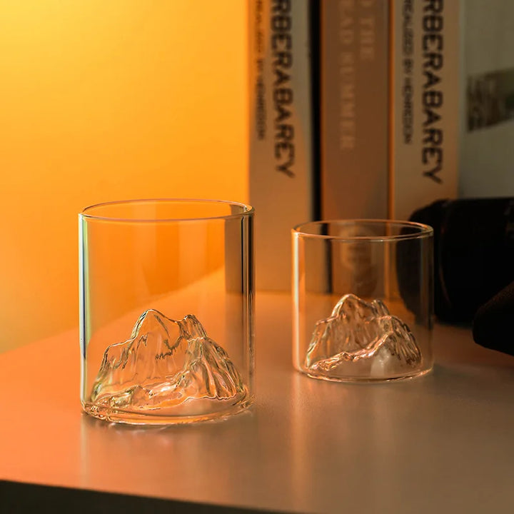 Exklusives Whiskyglas mit detailliertem 3D Gebirgsmotiv für einzigartiges Trinkerlebnis. Hochwertiges Bergglas.