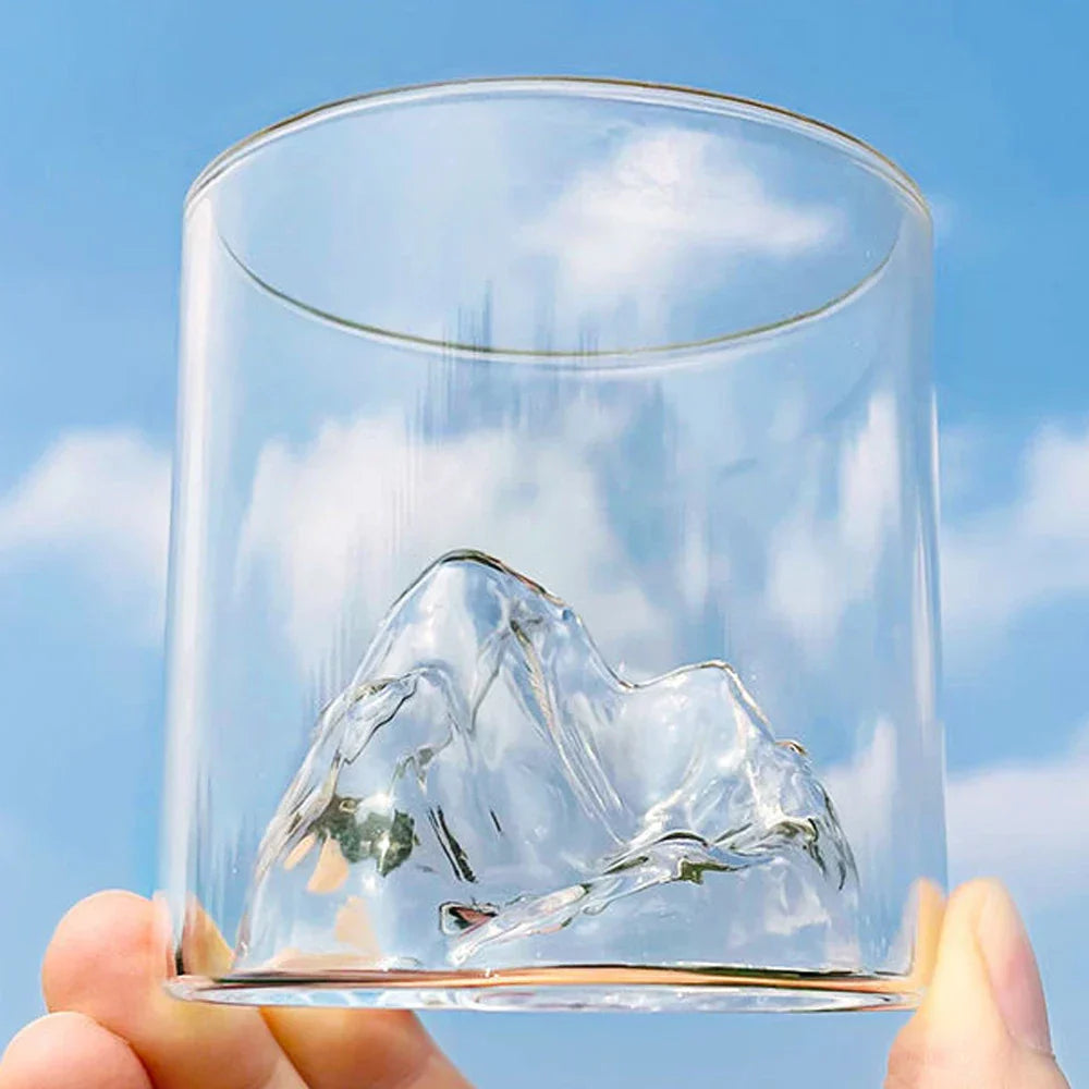 Elegantes Whiskyglas mit beeindruckendem 3D Gebirge. Ideale Geschenkidee für Whiskyliebhaber & Wohnaccessoire.