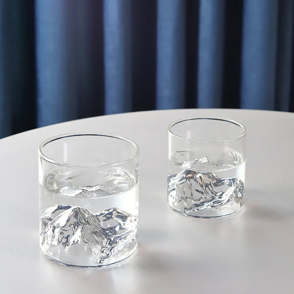 Einzigartiges Whiskyglas mit präzisem 3D Bergdesign. Hochwertiges Glas für stilvolles Trinkerlebnis.