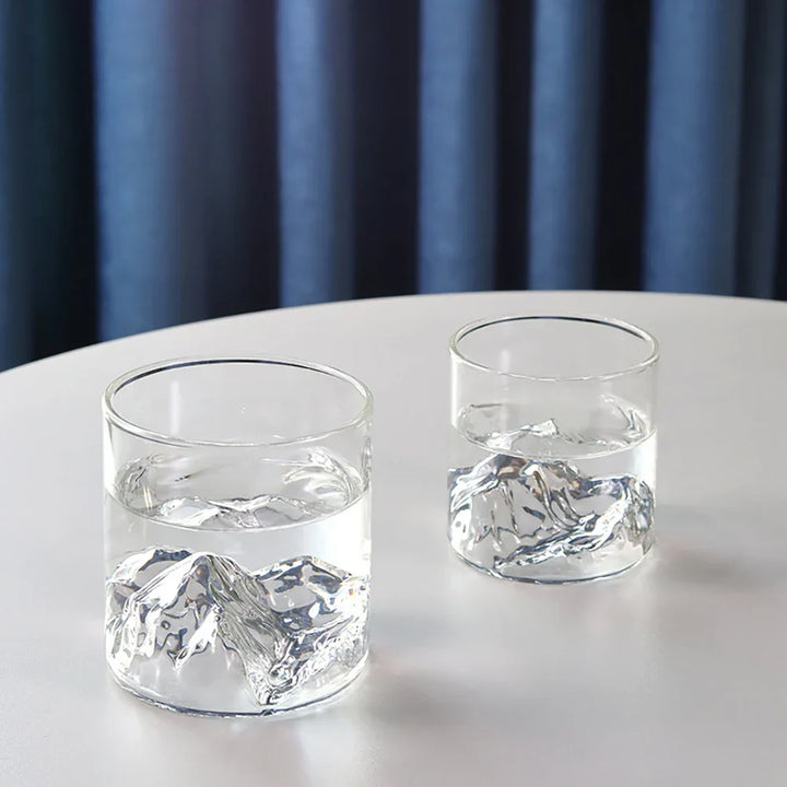Einzigartiges Whiskyglas mit präzisem 3D Bergdesign. Hochwertiges Glas für stilvolles Trinkerlebnis.