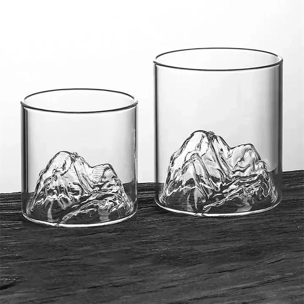 Klares Whiskyglas mit integriertem 3D Gebirge im Boden. Perfekt für ein besonderes Trinkerlebnis. Bergglas.