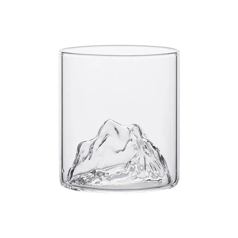 Hochwertiges 3D Gebirgs Whiskyglas, ideal als Geschenkidee. Einzigartiges Design für ein besonderes Trinkerlebnis.