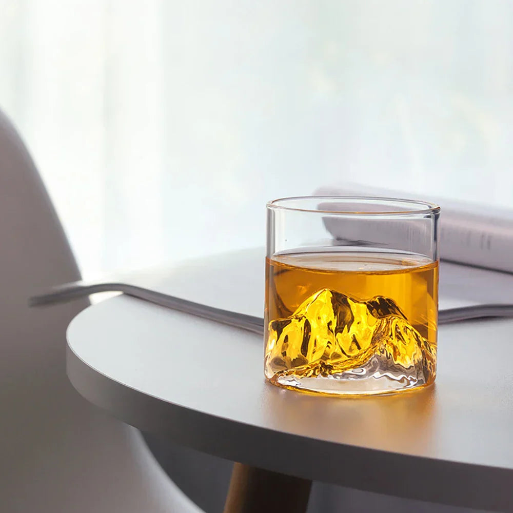 Modernes Whiskyglas mit faszinierendem 3D Bergmotiv, hochwertig verarbeitet. Exklusive Geschenkidee.