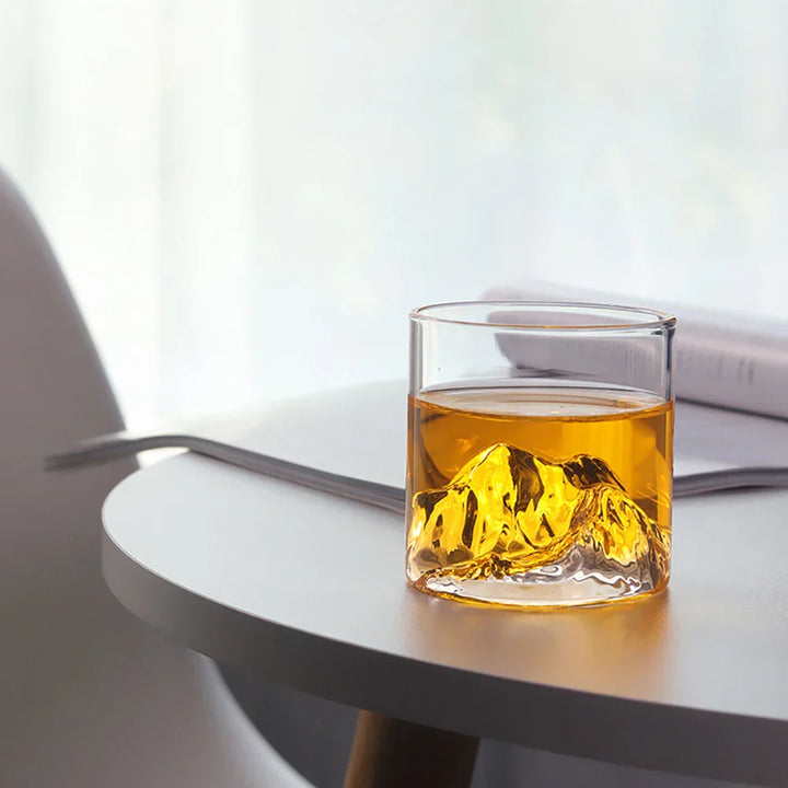 Modernes Whiskyglas mit faszinierendem 3D Bergmotiv, hochwertig verarbeitet. Exklusive Geschenkidee.