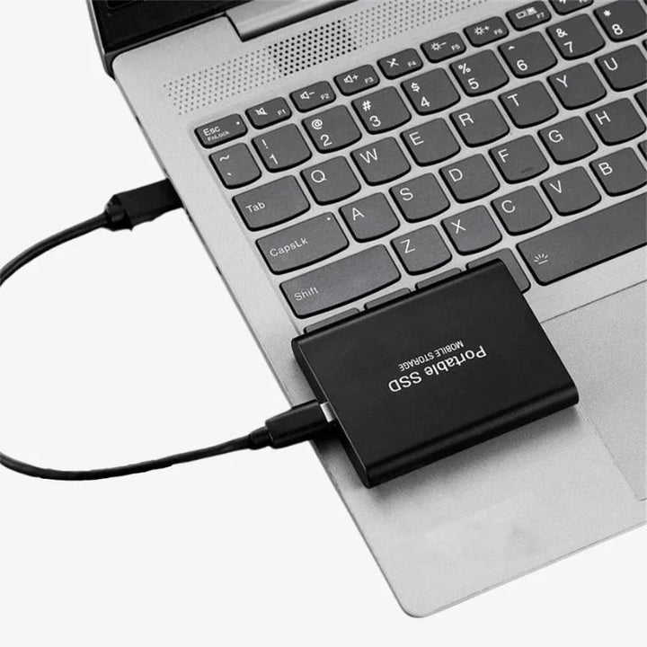Tragbarer externer 128GB SSD Speicher aus Aluminium mit USB-C Anschluss.