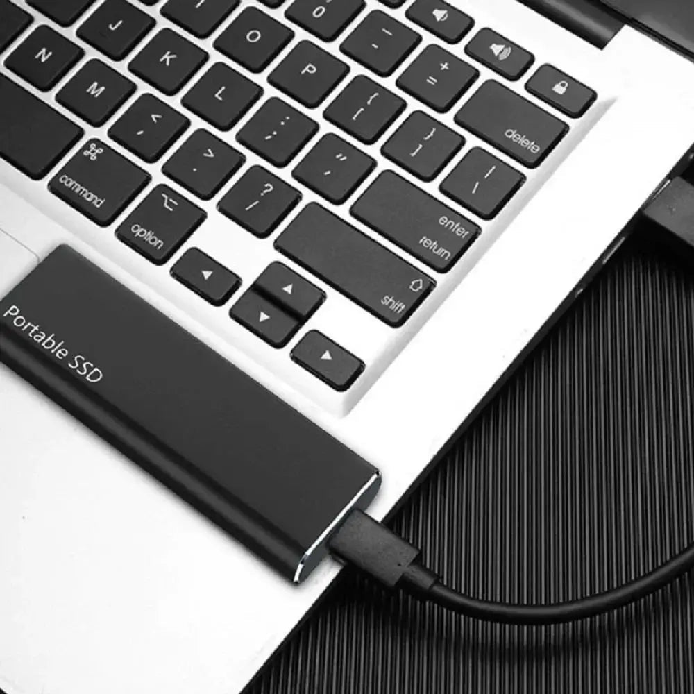 Tragbare USB-C SSD für schnelle Datenübertragung. Kompaktes Design, perfekt für PC & Mac unterwegs.